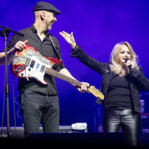 Bonnie Tyler Instagram - Thank you for having us, Kraków! We had an awesome time last Friday night at @icekrakow.
📷: @anka_gardzinska
#BonnieTylerLive @yea.com.pl