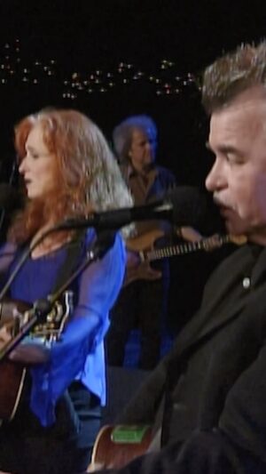 Bonnie Raitt Instagram - Remembering my dear friend @john_prine on what would have been his 77th birthday. I miss him dearly as do all of his fans, family and friends in the music community. Flashing back to one of the many times we performed “Angel From Montgomery” together with a clip from an episode of @acltv filmed in 2002. Happy Birthday, John! — Bonnie