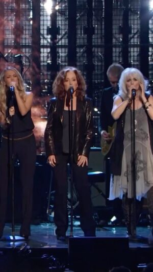 Bonnie Raitt Instagram - Sending our congratulations to the @rockhall Inductee Class of 2023 and thanks to the Hall for sharing this throwback video honoring Linda Ronstadt’s 2014 induction, featuring Sheryl, Bonnie, Emmylou and Carrie singing “You’re No Good!” —BRHQ

#RockHall2023 Inductee @sherylcrow and @carrieunderwood will each take the stage at this Friday’s Induction Ceremony, streaming LIVE at 8p ET on @disneyplus. Here they are in 2014 performing with this powerhouse group including Inductee @bonnieraittofficial and @emmylou_harris_, in honor of Inductee @lindaronstadtmusic.