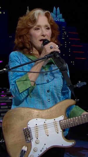 Bonnie Raitt Instagram - Check out Bonnie and the band’s cover of Rufus & @chakakhan’s 1974 single, ‘You Got the Love,’ mashed up with her ‘94 hit, “Love Sneakin’ Up On You.” 

You can watch the full show on Austin City Limits now at the link in bio. 
— BRHQ
