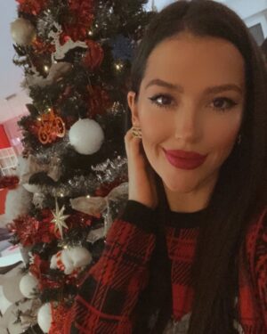 Borisa Tyutyundzhieva Instagram - Весела Коледа, приятели ❤️ Бъдете здрави, добри и мнооого щастливи ⛄️
