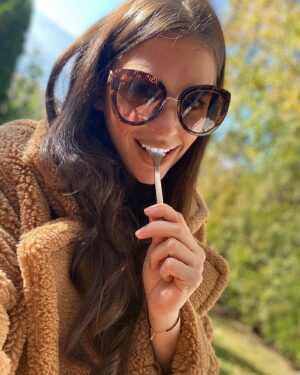 Borisa Tyutyundzhieva Instagram - През бременността повечето момичета знаят, че приемането на фолиева киселина е доста важно за правилното развитие на бебенцето. Да си призная, аз лично не понасям хапчета, дори и витамини. Смятам, че всичко трябва да се приема от храната, но в случая фолиевата киселина е доста трудна за естествено набавяне в организма. В тази връзка, заложих на най-чистите био продукти за подкрепа на имунната ми система, тъй като можете да се досетите,че не е много приятно да си бременна точно в разгара на епидемия 😂 Ноо.. си взех “Флавон кидс” - @flavon_health_in_jar , продуктът е с множество награди в цял свят и наистина силно ви го препоръчвам! 
П.С. подходящ е и за бременни, и за дечица 💚 Едно голямо благодаря на @velichkova_liliya , която ме снабди с всичките продукти ❤️👶