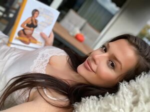 Borisa Tyutyundzhieva Instagram - Живеем в доста шантави времена, време на социална изолация и ограничения. Липсват ми приятелите и общуването повече отвсякога, липсват ми вечерите с тях и още куп неща, които обожавам. Ноо.. това е положението! Трябва да сме позитивни и спокойни :-) И това ще мине! А докато това стане, търкаляйки се вкъщи, реших и да прочета някоя друга полезна книга и се спрях на “Мисия Майка”. Благодаря за интересното четиво, изключително полезно е!❤️ Пожелавам успех на всички бъдещи майки, които минават през интересния и чудовит път на бременността 🐥