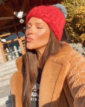 Borisa Tyutyundzhieva Instagram - 💥 GIVEAWAY 💥
Време е за коледни подаръци ❣️❣️❣️Заедно с прекрасните @merinohug решихме да подарим тази прекрасна ръчноплетена мерино шапка на един от ВАС 😋🧸🎁

⁉️ Условията за участие са:

✅ Последвай профила на: @merinohug
✅Последвай моя профил: @borisa_tutundjieva
✅Харесай снимката и тагни приятел, на който би искаш да подариш този прекрасен подарък

Победителят ще бъде изтеглен на 19.12 в 20:00 часа и ще бъде обявен на стори:)

Успех на всички и весели празници 🧸🧸🧸🧸🧸🧸🧸🧸🧸🧸🧸🧸🧸🧸🧸🧸🧸