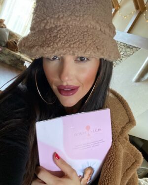 Borisa Tyutyundzhieva Instagram - След многобройни дни, прекарани по пижама, доста недоспала и леко изнервена 🤪, получих прекрасна новина-стволовите клетки на нашето бебенце са съхранени успешно и вече държа в ръцете си сертификата от @futurehealth.bg - Първата частна акредитирана банка за съхранение на стволови клетки в Еврова и най-голямата в България.
Благодаря на целия екип от професионалисти, които подпомогнаха процеса❣️ Нека пазим лекарите в тези странни времена, в които живеем. Носете маските си, пазете се и бъдете благодарни, за хората около себе си! Те са всичко💛