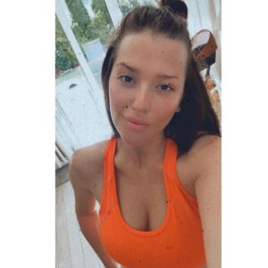 Borisa Tyutyundzhieva Instagram - Как сте, мили мои? Реших да ви заредя с малко добро настроение 🦊 Спортът е едно от нещата, които наистина ме разтоварват, а мисля, че в момента имаме нужда от това🍀 Слагайте усмивките, че идва петък и НЕ ЗАБРАВЯЙТЕ ДА ГЛАСУВАТЕ!! Това наистина е важно...