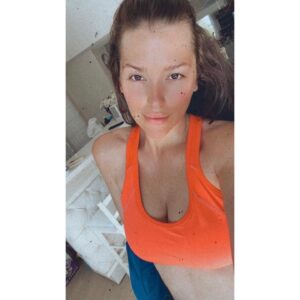 Borisa Tyutyundzhieva Instagram - Как сте, мили мои? Реших да ви заредя с малко добро настроение 🦊 Спортът е едно от нещата, които наистина ме разтоварват, а мисля, че в момента имаме нужда от това🍀 Слагайте усмивките, че идва петък и НЕ ЗАБРАВЯЙТЕ ДА ГЛАСУВАТЕ!! Това наистина е важно...