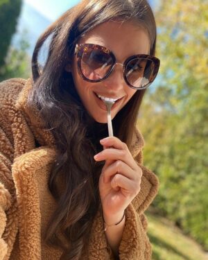 Borisa Tyutyundzhieva Instagram - Изпращам ви малко слънчево настроение, въпреки лудостта с този вирус ☀️ Вече не знам дали не искам да съм го минала, за да мога свободно да прегръщам всичките си приятели.. Но знам със сигурност,че и това ще мине! Вие как се справяте със ситуацията? Страх ли ви е? #staysafe #stayhome #bepositive #smilemore