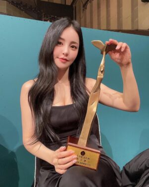 Brave girls Instagram - [🎉]

브레이브걸스 유정의 2022 KBS 연예대상 '베스트 챌린지' 상 수상을 축하합니다💕
앞으로도 유정의 활약을 기대해주세요!
Congratulations on winning the 2022 KBS Entertainment Awards "Best Challenge"💕
Please look forward to YUJEONG's activities!

#브레이브걸스 #BraveGirls #유정 #YUJEONG
#KBS #빼고파
