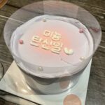 Brave girls Instagram - 🎶HAPPY MINYOUNG DAY🎶 브레이브걸스의 든든한 버팀목, 민영의 생일을 축하합니다🎉 아티스트의 개인 일정상 라이브 방송이 어려워 미리 케이크를 전달하고 생일을 축하했답니다☺️ 누구보다 밝고 빛나는 하루를 보내길 바랍니다✨ #브레이브걸스 #BraveGirls #민영 #MINYOUNG #HAPPY_MINYOUNG_DAY #미뇽탄신일🎉