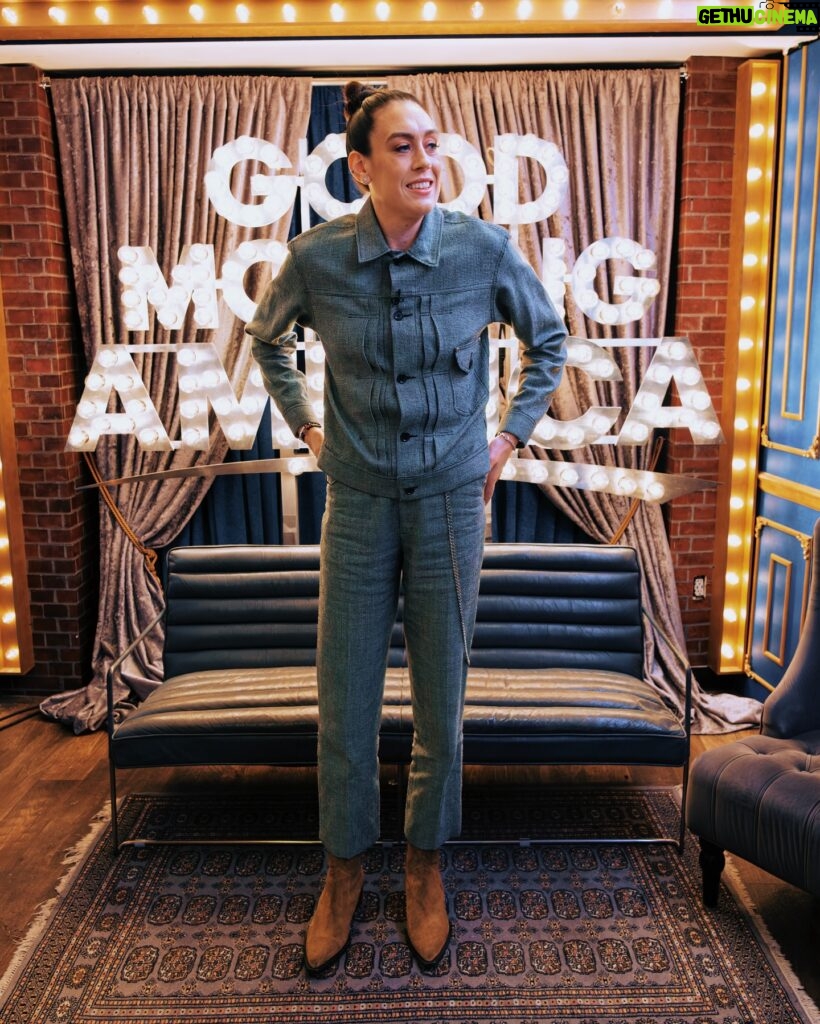 Breanna Stewart Instagram - Last 24hrs…🗽🔙 💰🧣⚽️🌴🙂‍↕️⛸️🧢🧩⚖️