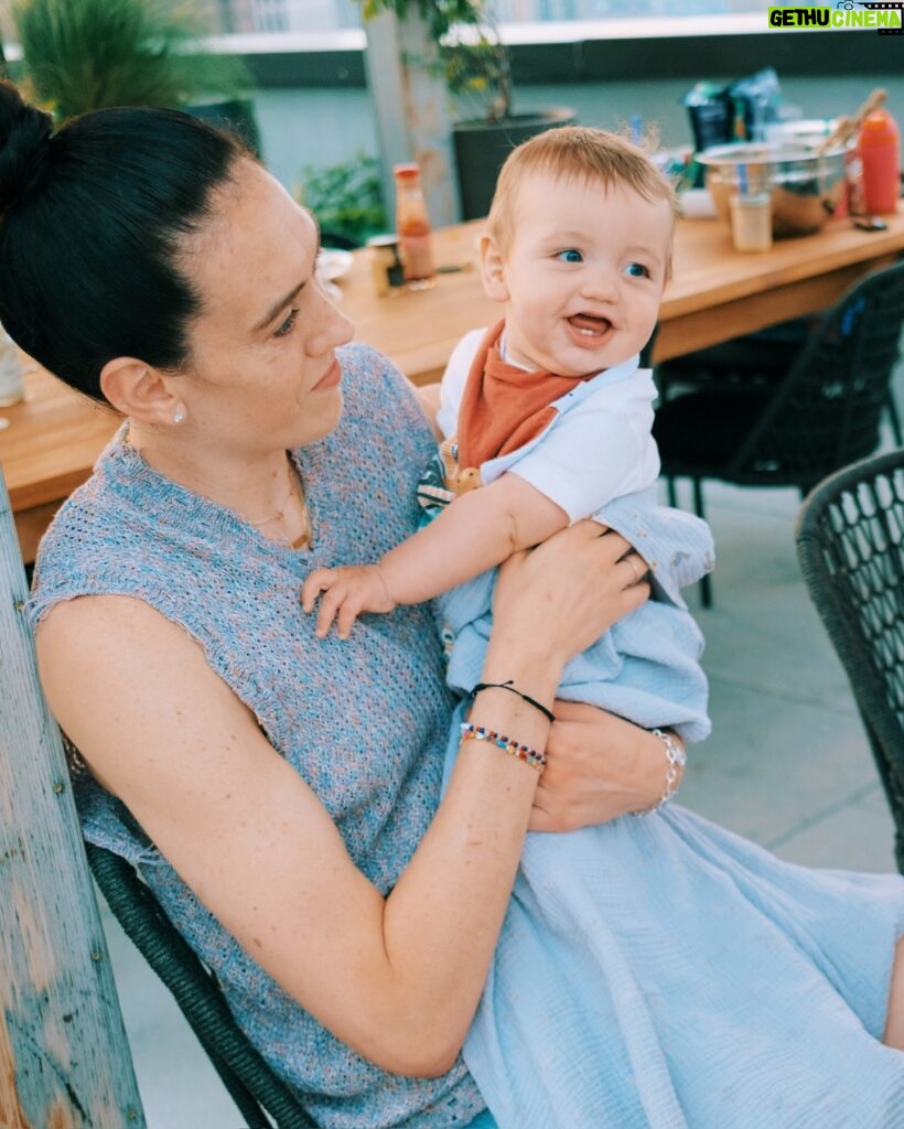 Breanna Stewart Instagram - Family time 🥂