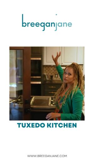 Breegan Jane Instagram - A tuxedo kitchen is one of my favorite interior design looks. It’s just so timeless! The bright uppers open up the space and add a touch of sophistication. This Can Camino tuxedo kitchen definitely helped provide an update to an otherwise dated feature, and it’s only enhanced by a gorgeous chandelier. Can you guess why I’m in love with it? Check out this reel and let me know in the comments.
.
.
.
🎥: @jondavolio