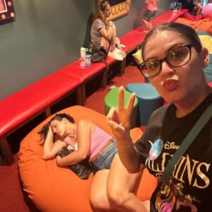 Brenda Robles Instagram - Y asi terminè mi dia en peppa pig theme park con  3 de mis nietos. LE DIJE A MI HIJA VENGO AHORA VOY AL CINEMA RAPIDITO (HABIA AIRE JAJAJA)  pasó 1 hr no llegaba y cuando fue A buscarme preocupada  pos asi me encontró YO SABIA Q IBA A COGER UN NAP