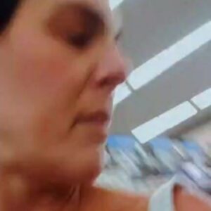 Brenda Robles Instagram - Mami queria ir a walmart y aqui estamos. A ver de que se antoja💙💜💙