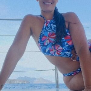 Brenda Robles Instagram - Tour en catamarán en Santorini, Grecia. Visitando sus calderas y Playas hermosas, cálidas, Buena comida ,mùsica y Vista inolvidable