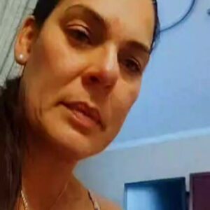 Brenda Robles Instagram - en la manicura de mami y nuestas loqueras... Josefa cortes aponte 🤣🤣🤣💜💙💜💙