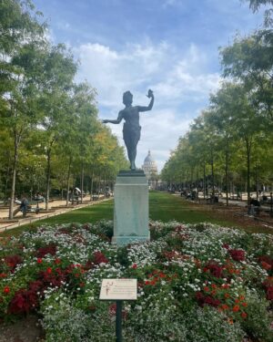 Brenda Strong Instagram - So joyful to be back to the #cityoflights #travelswithmylove❤️ #parisfashionweek2023