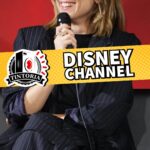 Brenda Lodigiani Instagram - Tintoria 197 feat. @brenda_lodigiani è online. Brenda Lodigiani ci ha raccontato la sua carriera iniziata in overacting su Disney Channel, continuata in terza serata su #Rai2 con Scorie e in una #MTV in crisi, e infine approdata a #LoL e al #GialappaShow. Abbiamo poi parlato del suo romanzo ‘Accendi il mio fuoco’, molto autobiografico, e della sua protagonista cresciuta tra sinti e ‘gagi’. Inoltre, abbiamo discusso di improbabili finalisti di Masterchef, limonate con #JimMorrison e deliri febbrili a tema Puffi. Ci siamo poi assicurati i diritti d’autore per un format innovativo: “LoL alcolico - Chi vomita è fuori”. Tintoria è il podcast di @sandanieletinti e @grandiraponi co-prodotto da @thecomedyclub.it disponibile su #YouTube e tutte le piattaforme audio con @onepodcast_ #TintoriaPodcast #Podcast #PodcastItalia #Podcastita #Onepodcast #BrendaLodigiani #AccendiIlMioFuoco #Masterchef #Puffi #Overacting #DisneyChannel #DanieleTinti #StefanoRapone #THECOMEDYCLUB