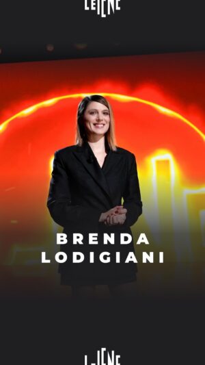 Brenda Lodigiani Instagram - “I parenti Sinti mi vedevano diversa perché troppo bionda e non parlavo la loro lingua. Per i parenti ‘gagi’, invece, ero troppo ribelle, avevo i piedi troppo sporchi per essere considerata normale.” Il monologo di @brenda_lodigiani a #LeIene, ora in tutte le librerie con il suo primo romanzo “Accendi il mio fuoco” #AccendiIlMioFuoco