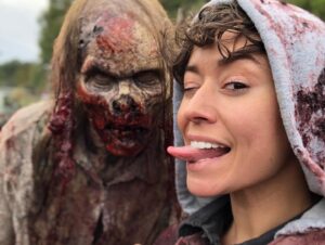 Briana Venskus Instagram - Well shit ya’ll...

5 years, 4 seasons, and shit ton of new friends later... it’s feeding time 🖤

Many thanks to @gnicotero and @coreybrianreed for giving me the most horrifically classic #TWD death ever 🧟

@amcthewalkingdead @thewalkingdead 
@skyboundent