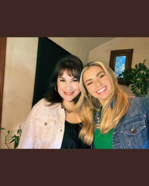 Brianna Brown Instagram - When you are THRIVING together. What a fun ride it has been to co-create a community of conscious creatives and empower them through mentorship. 
⠀⠀⠀⠀⠀⠀⠀⠀⠀
Grateful for my partner Elizabeth Boykewich, who I adore and admire. @the.eb.co 
⠀⠀⠀⠀⠀⠀⠀⠀⠀
To learn more check out THRIVING COMMUNITY on ManifestingYourMission.org under shop. 
⠀⠀⠀⠀⠀⠀⠀⠀⠀
✨🌟💫⭐️