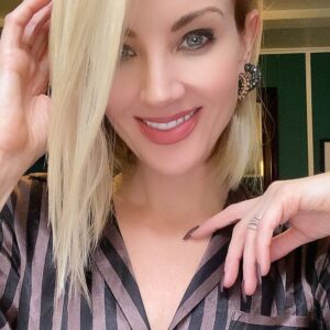 Brianne Davis Instagram - Holiday Relationship Advise- Don’t accept crumbs and convince yourself it’s a meal.

📚 Secret Life of a Hollywood Sex & Love Addict @secretlifenovel 

🎙 Secret Life Podcast @secretlifepodcast

#secretlifeofahollywoodsexandloveaddict #secretlifenovel #briannedavis #quitlit #bibliophile #bookstagram #bookrecommendations #authorsofinstagram #slaa #loveaddiction #reels #toxicrelationships #reelsinstagram #loveadvice  #selflove #toxiclove #sobriety #recovery #recoveryispossible  #behernow  #bepresent  #igdaily  #mentalhealth  #selfawareness #selfcare #badrelationships #happyholidays #selfie #wednesdaywisdom #relationshipgoals