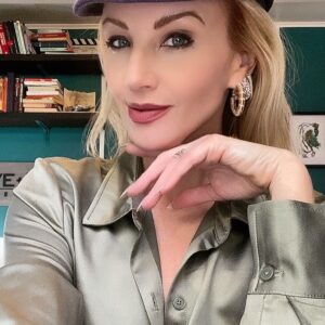 Brianne Davis Instagram - Love this quote:  Beautiful are those whose brokenness gives birth to transformation and wisdom.

 📚 Secret Life of a Hollywood Sex & Love Addict @secretlifenovel 

🎙 Secret Life Podcast @secretlifepodcast

#secretlifeofahollywoodsexandloveaddict #secretlifenovel #briannedavis #quitlit #bibliophile #bookstagram #bookrecommendations #authorsofinstagram #slaa #loveaddiction #reels #toxicrelationships #reelsinstagram #loveadvice  #selflove #toxiclove #sobriety #recovery #recoveryispossible  #behernow  #bepresent  #igdaily  #mentalhealth  #selfawareness #selfcare #badrelationships #quoteoftheday #selfie #wednesdaywisdom