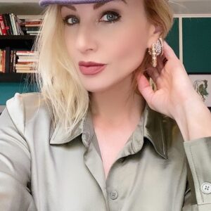 Brianne Davis Instagram - 🎤🎤🎤- Life changes. You lose love.
You lose friends. You lose pieces of yourself that you never imagined would be gone. And then, without you even realizing it, these pieces come back. New love
enters.
Better friends come along.
And a stronger, wiser you is staring back at the mirror.

📚 Secret Life of a Hollywood Sex & Love Addict @secretlifenovel 

🎙 Secret Life Podcast @secretlifepodcast

#secretlifeofahollywoodsexandloveaddict #secretlifenovel #briannedavis #quitlit #bibliophile #bookstagram #bookrecommendations #authorsofinstagram #slaa #loveaddiction #reels #toxicrelationships #reelsinstagram #loveadvice  #selflove #toxiclove #sobriety #recovery #recoveryispossible  #behernow  #bepresent  #igdaily  #mentalhealth  #selfawareness #selfcare #badrelationships #quoteoftheday #selfie #wednesdaywisdom #taylorswift