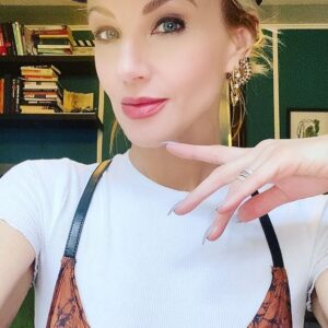 Brianne Davis Instagram - Awareness of the Day —🤔
Perfection = the greatest form of SELF ABUSE 

📚 Secret Life of a Hollywood Sex & Love Addict @secretlifenovel 

🎙 Secret Life Podcast @secretlifepodcast

#secretlifeofahollywoodsexandloveaddict #secretlifenovel #briannedavis #quitlit #bibliophile #bookstagram #bookrecommendations #authorsofinstagram #slaa #loveaddiction #reels #toxicrelationships #loveadvice  #selflove #toxiclove #sobriety #recovery #recoveryispossible  #behernow  #bepresent  #igdaily  #mentalhealth  #selfawareness #selfcare #badrelationships 
#perfectionism #perfectionismrecovery #wednesdaymotivation #wednesdaywisdom #selfie