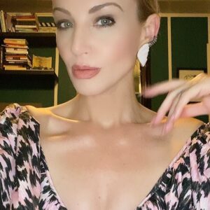 Brianne Davis Instagram - Today’s tea:
Not everyone in your life deserves a second chance from you.

📚 Secret Life of a Hollywood Sex & Love Addict @secretlifenovel 

🎙 Secret Life Podcast @secretlifepodcast

#secretlifeofahollywoodsexandloveaddict #secretlifenovel #briannedavis #quitlit #bibliophile #bookstagram #bookrecommendations #authorsofinstagram #slaa #loveaddiction #reels #toxicrelationships #reelsinstagram #loveadvice  #selflove #toxiclove #sobriety #recovery #recoveryispossible  #behernow  #bepresent  #igdaily  #mentalhealth  #selfawareness #selfcare #badrelationships #secondchances #badfriends #selfie #wednesdaywisdom