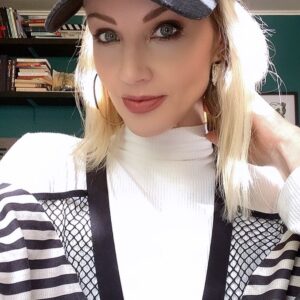 Brianne Davis Instagram - One day, someone will break you so badly that you’ll become unbreakable.

📚 Secret Life of a Hollywood Sex & Love Addict @secretlifenovel 

🎙 Secret Life Podcast @secretlifepodcast

#secretlifeofahollywoodsexandloveaddict #secretlifenovel #briannedavis #quitlit #bibliophile #bookstagram #bookrecommendations #authorsofinstagram #slaa #loveaddiction #reels #toxicrelationships #reelsinstagram #loveadvice  #selflove #toxiclove #sobriety #recovery #recoveryispossible  #behernow  #bepresent  #igdaily  #mentalhealth  #selfawareness #selfcare #badrelationships #selfie #wednesdaywisdom #unbreakable #taylorswift