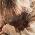 Bridget Maasland Instagram - Zo gezellig bij @marjoleinvantwillert thuis. Mijn allerliefste collega-vriendin met de aller schattigste pups. Wat heerlijk om met Mees een middag over jullie vloer te rollen en te kroelen met deze schatjes. 😍