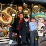 Bridget Maasland Instagram - @meltingpotamsterdam.nl bestaat 5 jaar en dat gaan we vieren met mooie prijzen. Want wie jarig is deelt uit. Check vanavond om 18 uur @meltingpotamsterdam.nl om te horen hoe je de prijzen kan winnen en volg ons🎈🎈🎈🎈🎈 Broer Bryan, vader Frits, moeder Elly, zus Bridget & zoon Mees 📸