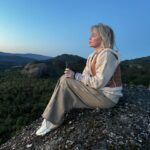 Bridget Maasland Instagram - Recap Women intensive Portugal 🇵🇹 1. D’aligo yoga retreat 2. 2 uur per dag vrije tijd 3. Aan de pool 4. Uitzicht bij mijn huisje 5. Alles van je afspoelen in een heel koud beekje 6. Kookworkshop van de allerliefste @mikelhengeveld 7. Zonsopgang voor de yoga 8. Collage van mijn leven op dit moment 9. Na een intense dag vol familie-opstellingen 0. Zonsopgang op het hoogste punt