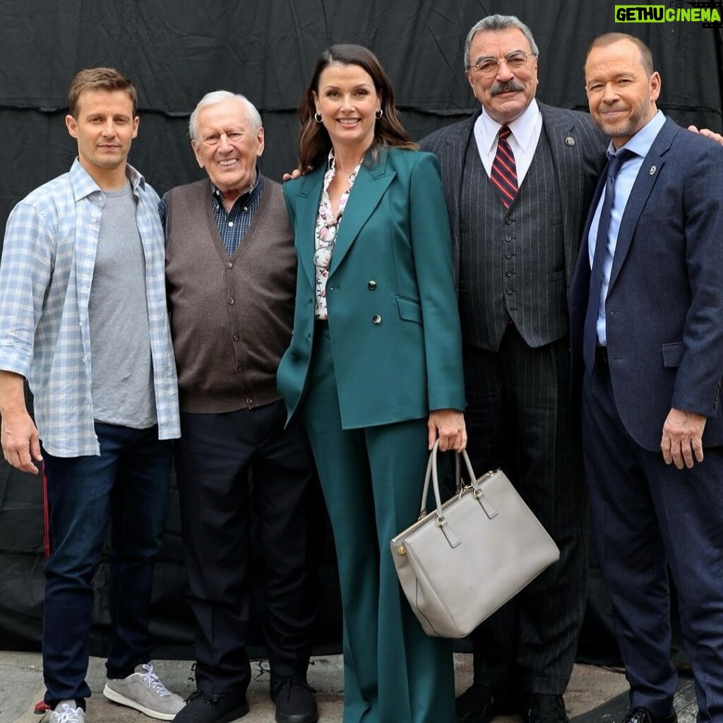 Bridget Moynahan Instagram - The fam is here and we’re all ready for a brand new @bluebloods_cbs tonight! #bluebloods #bluebloodsfriday #IsIt10PMYet #reagans