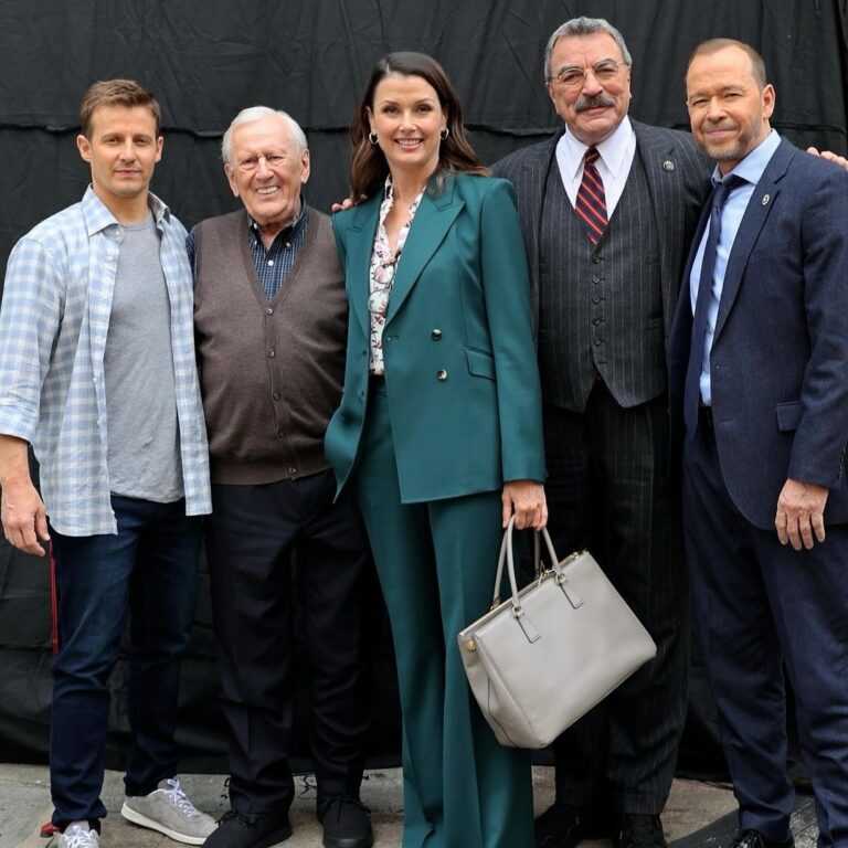 Bridget Moynahan Instagram - The fam is here and we’re all ready for a brand new @bluebloods_cbs tonight! #bluebloods #bluebloodsfriday #IsIt10PMYet #reagans