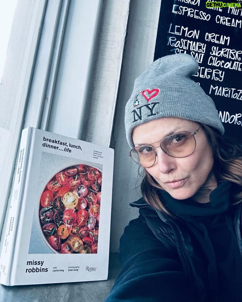Bridget Moynahan Instagram - When you are working in the same neighborhood as your favorite restaurant, you stop by for a latte and a selfie! @lilianewyork @missyarobbins #BK #pasta #delicious #iloveny