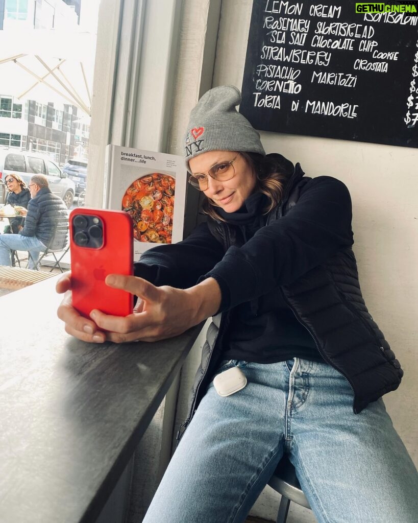 Bridget Moynahan Instagram - When you are working in the same neighborhood as your favorite restaurant, you stop by for a latte and a selfie! @lilianewyork @missyarobbins #BK #pasta #delicious #iloveny