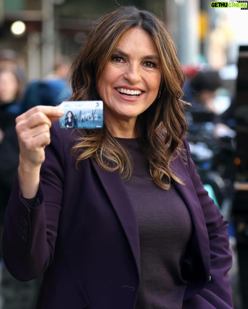 Bridget Moynahan Instagram - Love this @therealmariskahargitay! • #repost @entertainmenttonight Mariska Hargitay having a real life heroic moment! 👏🫶 While filming an episode of ‘Law & Order: SVU’, Mariska was approached by a little girl who believed her to be a real police officer. 🥹 After the young girl asked Mariska for help as she had been separated from her mother, Mariska halted production to help the child find her mom. (📸: Getty Images)