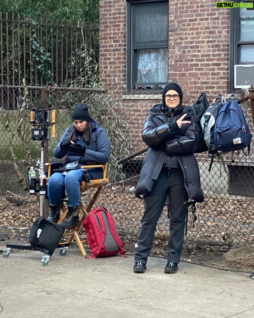 Bridget Moynahan Instagram - Directing is a collaboration. Could not do it without my amazing actors and crew! @bluebloods_cbs #bluebloods #directing #lovewhatyoudo #dowhatyoulove #1404