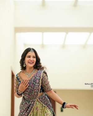 Brinda Acharya Instagram - @ky_makeupstudio @shringaar_000 @gallery_house_photography @thespatika @classy_renthouse @artistry_by_pushpa