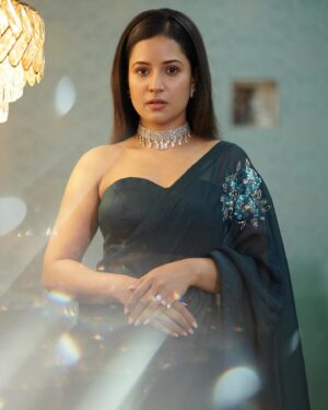 Brinda Acharya Instagram - The glitter✨ 
Clicked and edited @vishnu_vcaptures 
Space @vishnu_vcaptures 
Wearing and styling @stylebyaishwarya @saitanarya @thespatika 
MUA @makeovers_by_shwethagowda 
Hairstylist @rukmini_hairdressr 
Assisted by @pavan_1111_makeover