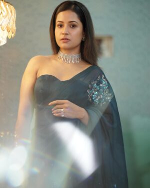 Brinda Acharya Instagram - The glitter✨ 
Clicked and edited @vishnu_vcaptures 
Space @vishnu_vcaptures 
Wearing and styling @stylebyaishwarya @saitanarya @thespatika 
MUA @makeovers_by_shwethagowda 
Hairstylist @rukmini_hairdressr 
Assisted by @pavan_1111_makeover