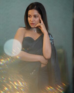 Brinda Acharya Instagram - The glitter✨ 
Clicked and edited @vishnu_vcaptures 
Space @vishnu_vcaptures 
Wearing and styling @stylebyaishwarya @saitanarya @thespatika 
MUA @makeovers_by_shwethagowda 
Hairstylist @rukmini_hairdressr 
Assisted by @pavan_1111_makeover