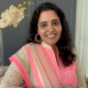 Brindha Sivakumar Instagram - “Ay Hairathe “- Guru 💖 Have a lovely day people 🌸!!

Since I got a lot of compliments on my outfit wanted to mention it’s from my fav more like family @surangwomenswear
