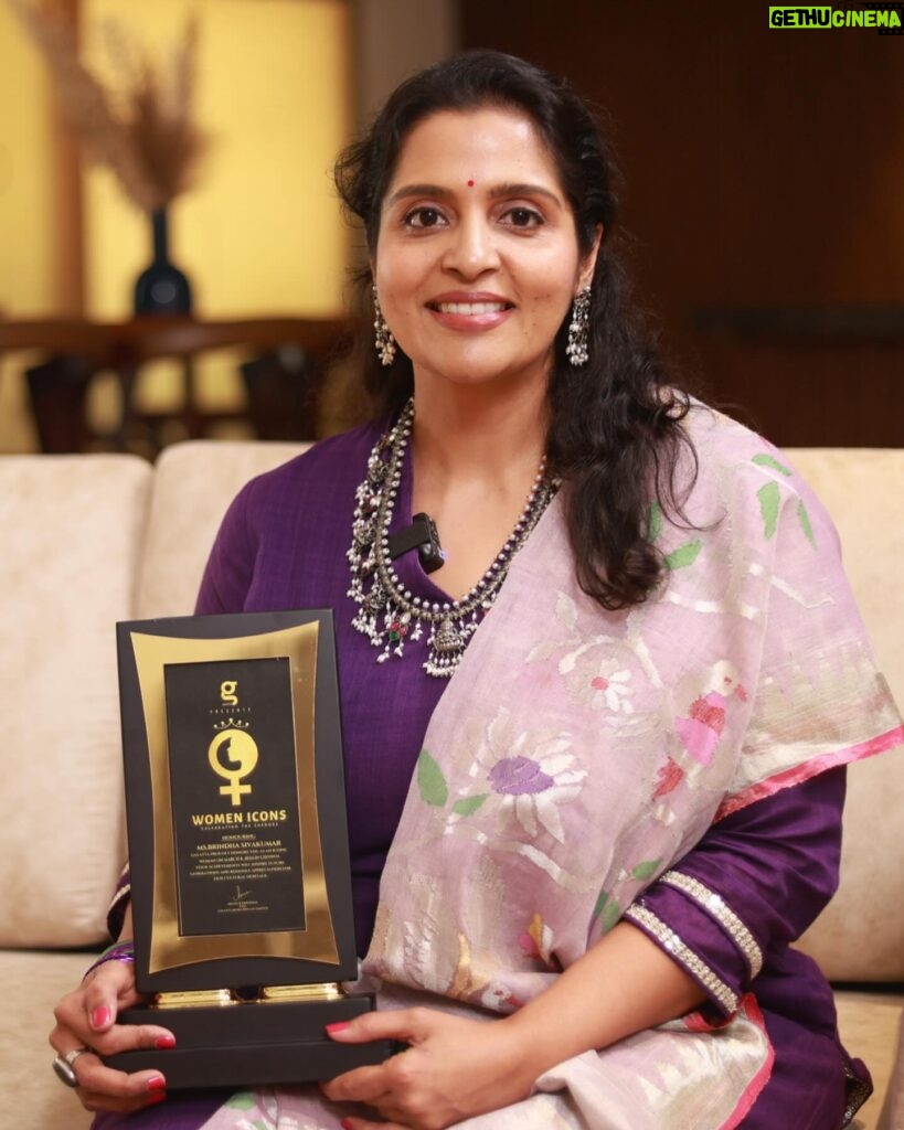 Brindha Sivakumar Instagram - Thank you Galatta for giving me Women Icons Award! ✨ I couldn’t attend the Award Function,but I got an exclusive interview done, with the Award being given at home ! Extremely grateful for your Honour and appreciation @arunarkrishnan @galattadotcom 🙏🏼✨Interview link in bio Dupatta: dear @mayukhafabs Top: @merasalofficial💕 jewels: @pradejewels 💖