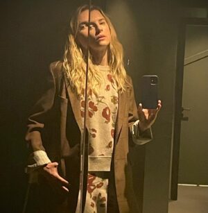 Brit Marling Instagram - third eye ;)
marta ❣️ @babaa 
  edvard munch taking selfie 1930