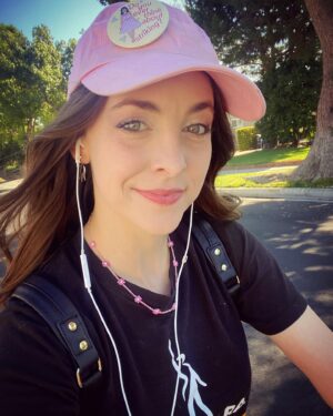 Brittany Curran Instagram - Bike & Strike ✊🏻🎀🚲🪧☀️

@sagaftra @danabraziel 

#sustainability #sagaftrastrong #sagaftrastrike