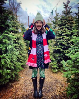 Brittany Curran Instagram - I just like to smile, smiling’s my favorite. 🎄🎁🧝🏼🧣❄️🦌🍭

📷: @jamesisntcool 
@oliverholtchristmastrees @hunterboots @uniquevintage @arsenal 

#christmas #christmastree #christmaseve #christmasstyle